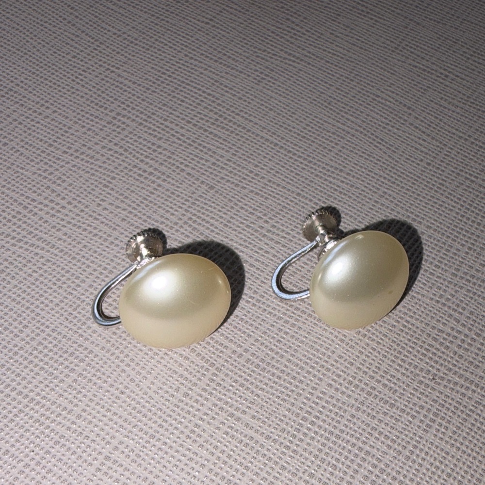Trifari Vintage Classic Cream Pearl Stud Screw Back Earrings